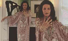 Born on september 25, 1969 in swansea, west glamorgan, wales, her mother was a seamstress and her father owned a sweets factory. Catherine Zeta Jones Posts A Lavish Selfie To Her Instagram Bath Pizza And Bed For Me Daily Mail Online