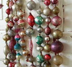 Sfoglia 987 vintage christmas garland fotografie stock e immagini disponibili, o avvia una nuova ricerca per scoprire altre fotografie stock e. Ornaments Old Glass Tree Garland Vintage Christmas Garland Glass Strands Pinkish Red 8 9 Free 1st Class Ship Tree Garland 1950 S Holiday Decor Home Living