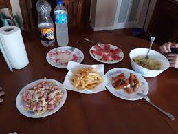 Ofrecemos deliciosos platos para llevar. Reunion De Amigos En Casa General