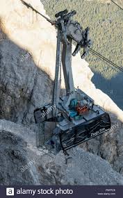 Nach dem unfall an der zugspitzbahn ist die schwer beschädigte kabine geborgen. Grainau Bayern 21 Sep 2018 Das Beschadigte Kabel Auto Der Zugspitz Seilbahn Bis Zur Bergstation Der Zugspitze Fur Bergung Gezogen Noch Nicht Einmal Ein Dreiviertel Jahr Nach Der Inbetriebnahme Einem Unfall Wahrend