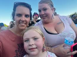 Can someone please remove the people in this pic please?