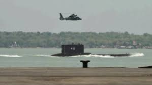 La marina indonesia anunció este domingo que encontró al submarino que había naufragado frente a bali, confirmando la muerte de los 53 miembros el submarino, que había desaparecido el miércoles pasado, fue encontrado seccionado en tres partes en el lecho marino frente a bali, de acuerdo al jefe. Fldssbawjwemem