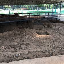 Senibina jeti atau pengkalan tepi sungai. Photos A Tapak Penyelidikan Arkeologi Sungai Batu Sungai Batu
