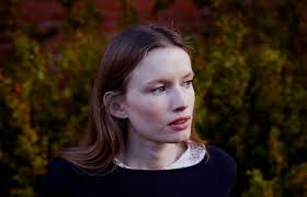 Finnes det en mer potent relasjon i vår kultur enn den mellom mødre og døtre? Bess Emma Forfatterweb