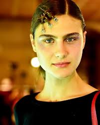 👀KEEP CARM and TALK TO ME💖 LONDON FASHION WEEK 2018👠 . …