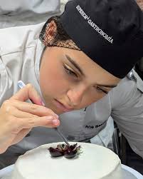 🍷✨ Cuando la elegancia se descorcha Tuvimos el honor de recibir a @azugil Azucena  Gil, orgullosa egresada de nuestra institución y actual Brand Ambassador en  Maison @chateaurauzansegla @chateaucanonofficial @domainedelile , quien nos