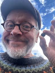 Found the mysterious “Bakkalutur” … and some other inspiring rocks in my  fjord today. Beauty and magic abides all around us. 🧚‍♂️🤗❤️