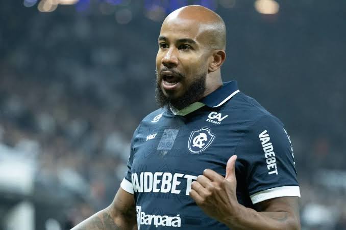 Santos tenta antecipar fim de contrato com meia ex-Athletico