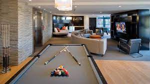 En este caso, una lámpara colgante de mimbre se ve fabulosa. Como Crear Una Sala De Juegos En Tu Hogar Decoora