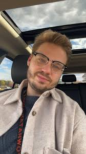 Hey everyone! My name is Andrew, I'm 26, gay, and looking to make some new  friends to hang out with downtown! I love cooking, theatre, music, taking  care of my plants, and