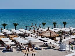 Weekend vibes at Play Beach Mamaia Priveliște de sus, energie de jos – așa  arată un weekend perfect pe plaja noastră! Muzică bună, cocktailuri fresh,  vibe relaxat, apă curată și valuri exact