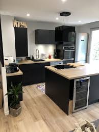 Cuisine noire et bois 3 idees modernes et originales pour. Cuisine Noir Et Bois Deco Cuisine Moderne Cuisine Moderne Cuisine Appartement