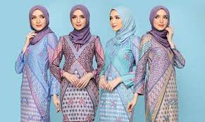 Misalnya, pada acara pertunjukkan mode/ fashion show. 22 Koleksi Baju Muslim Batik Modern 2019 Gamis