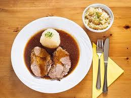 Schweinsbraten Mit Kartoffelknodeln Und Speck Sauerkraut Rezept Schweinsbraten Schweinebraten Mit Sauerkraut Sauerkraut
