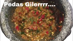 Kehadiran sambal sangat dinantikan di setiap supaya sambal makin mantap, perhatikan dulu beberapa tips penting dalam memilih bahannya. Sambal Terasi Mentah Pedas Gilerrrr Sambal Terasi Mentah Yang Enak Mantap Dan Pedas Gilerrrr Youtube