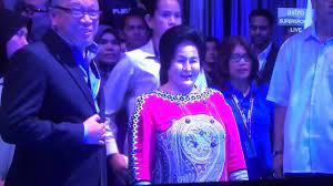 Datin seri rosmah mansor telah ditahan jam 3.20 petang ketika memberi keterangan di ibu pejabat suruhanjaya pencegahan rasuah malaysia (sprm). Rosmah Sentap Kena Boo Depan Penonton Lee Chong Wei Chen Long Youtube