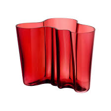 The unique shape of alvar aalto's vase savoy, designed in 1936, is always modern and remains one of the major icons of the scandinavian glass design. Iittala Alvar Aalto Collection Vase 160 Mm Cranberry Iittala Com