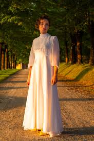 Abito da sposa moderno bordo ondulato stravagante semplice sotto ginocchio. Abiti Da Sposa Pizzo Vintage 006f46
