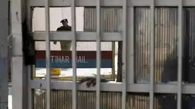 तिहाड़ के अंदर चल रहा है फोन, बाहर NO SIGNAL... क्या है पूरा मामला - tihar jail mobile phone jammer residential area signal problem - Navbharat Times