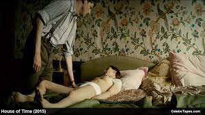 エスター・コマーのトップレスでエロい映画シーン | xHamster