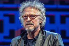 Elton John: Sänger feiert 30 Jahre ohne Alkohol