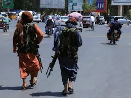 Según informaciones del lugar, las tropas talibanes estarían buscando a los tripulantes vivos. Eo7oexuix3klzm