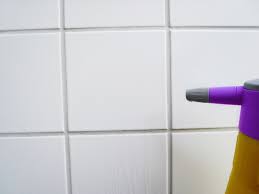 Dabei gehen sie idealerweise von oben nach unten und von. Fliesen Uberstreichen Oder Uberkleben So Geht S Planungswelten