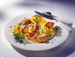 Bandnudeln Mit Lachs In Weisswein Sahne Sosse Rezept Lecker Bandnudeln Mit Lachs Bandnudeln Rezept Lachs Sosse