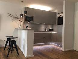 Einbaukuche mit raumteiler theke modell 2052. Ideen Fur Die Kuchen Einrichtung Offene Einbaukuche Mit Tresen Und Grauen Fronten 2 Zimmerwohnung In Bremen Ku Wohnung Kuche Einbaukuche Kuche Einrichten