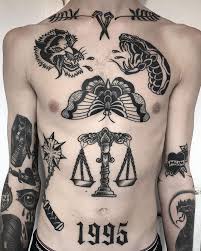 Bild Konnte Enthalten Eine Oder Mehrere Personen Bild Blacktattoooldschool Eine Enthal Tattoos Torso Tattoos Chest Tattoo Men