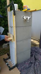 Vorher hat es nach dem aufdrehen problemlos geklappt. Holz Metall Und Smart Home Wasserhahn Im Garten