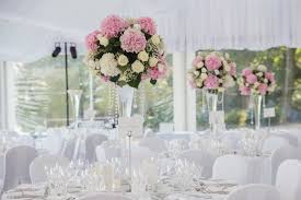 Una decorazione chic et glamour. Centres De Table En Honneur Chic Et Glamour Decoration Florale Et Transparence Table Mariage Chic Centre De Table Mariage Deco Table Mariage