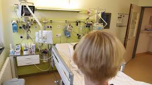 Es kommt für ältere und pflegebedürftige menschen in frage, die auch bei krankheit und pflegebedürftigkeit umfassende begleitung im alltag wünschen. Heldin Der Krise Yaquelin Rouco Gibt Alles Fur Ihre Altenheim Bewohner Kirche Leben