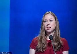 تشيلسي هي الابنة الوحيدة للمرشحة الديمقراطية للرئاسة الأمريكية هيلاري كلينتون hillary clinton والرئيس الأمريكي السابق بيل كلينتون bill clinton.وجاء في بيان رسمي ان. Ø§Ø¨Ù†Ø© Ù‡ÙŠÙ„Ø§Ø±ÙŠ ÙƒÙ„ÙŠÙ†ØªÙˆÙ† ØªØ¯Ø§ÙØ¹ Ø¹Ù† Ù†Ø¬Ù„ ØªØ±Ø§Ù…Ø¨ ØµÙˆØ± Ù…ØµØ±Ø§ÙˆÙ‰