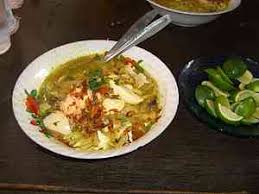 Ciri khas kuahnya yang hitam dari kluwek itu sendiri menjadikan masakan soto ini yang berbeda dengan soto pada umumnya. Resep Membuat Soto Ayam Ambengan Khas Surabaya Nyobi Resep