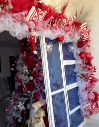 Decoracion Navidad Puerta Candy Blanco Y Rojo Decoracion Puertas Navidad Decoracion De Arboles Decoracion Arbol De Navidad