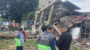 Edificio se derrumba en la colonia Escandón: Estructura cae sobre Viaducto Miguel Alemán