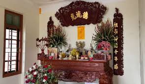 Lọ hoa trên bàn thờ nên đặt bên phải ...