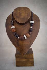 collier ethnique grosses perles naturelles bois corne et turquoise blanche piece unique collier en bois bijoux ethniques modeles de bijoux