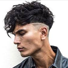 Une coupe parfaite pour les hommes noirs et métis, le dégradé aux tempe en fondu est excellemment réalisé, et les contours en finition donne beaucoup de classe à l'ensemble. Degrade Homme Court Mi Long 35 Idees De Coupes De Cheveux