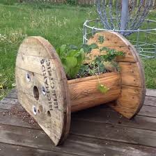 Wire Spool With Greens Planted In Center Kabeltrommel Holz Gartenprojekte Pool Im Garten