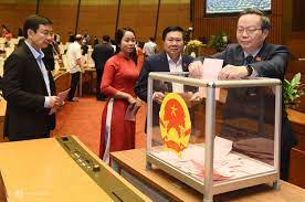 Phó chủ tịch thường trực quốc hội tòng thị phóng đã trình bày tờ trình của ủy ban thường vụ quốc hội về việc miễn nhiệm chức vụ chủ tịch quốc hội, chủ tịch hội đồng bầu cử quốc gia. Zpownrglrhrs0m