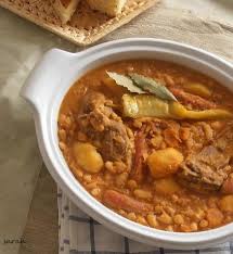 8 morceaux de collier d'agneau (1 kg) 800 g de carottes 1 oignon 2 gousses d'ail 1 cuillerée à soupe d'huile 1 cuillerée à soupe de cumin en graines 4 branches de persil plat 8 branches de coriandre sel, poivre. Ragout D Agneau Aux Haricots Blancs A Ma Facon Le Sucre Sale D Oum Souhaib