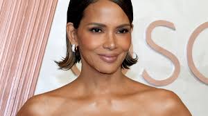 Halle Berry macht diese ungewöhnliche Lippenstift-Farbe zum Frühlingstrend  2025