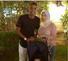 كان أبو لهب وزوجته يسكنان في بيت مجاور للنبي محمد، وقد ناصباه هو وزوجته، ولم يراعيا حقًّا للقرابة والجوار، حيث لم يكتفِ بتخاذله عن نُصْرَةِ ابن أخيه وحمايته، بل عاداه وحاربه واجتهد في صَدِّ. Ø¨Ù†Øª Ø£ØµÙˆÙ„ ÙˆØ¬Ø¯Ø¹Ø© 10 ØµÙˆØ± Ù„Ù€ Ø²ÙˆØ¬Ø© Ø§Ù„Ù„Ø§Ø¹Ø¨ Ù…Ø¤Ù…Ù† Ø²ÙƒØ±ÙŠØ§ Ø´Ø§Ù‡Ø¯