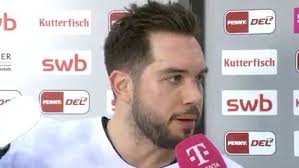 Ein erleichterter Chris DeSousa steht im Interview bei MAGENTA SPORT und  spricht über die Serie gegen die Fischtown Pinguins 🎤, Alle Spiele der  PENNY DEL LIVE bei MAGENTA SPORT 📺
