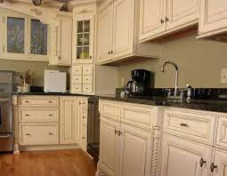 O Bucatarie Alba Amenajari Si Decoratiuni Interioare Antique White Kitchen Cabinets Antique White Cabinets Antique White Kitchen