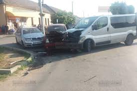 Accidentul tragic a avut loc in ajunul craciunului, la o. Foto Accident Grav In Arad DouÄƒ Autoturisme Si Un Microbuz S Au Ciocnit Puternic