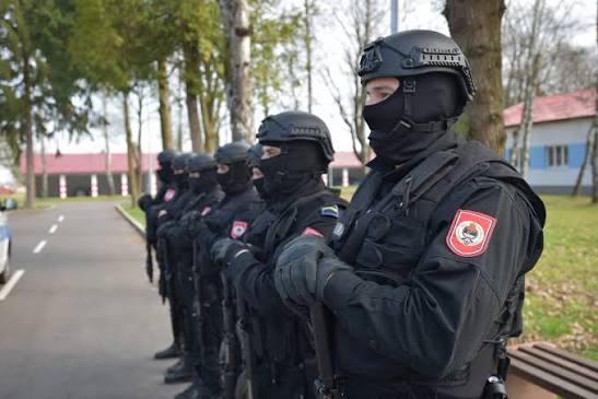 NOŽEM NA ŽANDARMERIJU: Čoki pokušao spriječiti policiju da uđe u stan