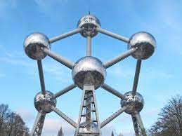 The atomium is magnified 165 billion times the normal size of an iron crystal. Das Atomium Wird 60